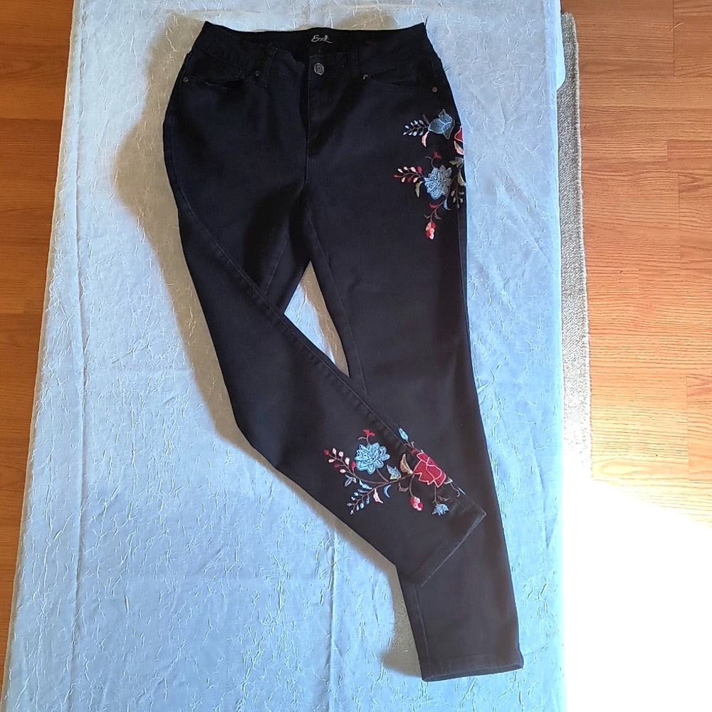 Earl Cropped Jeans, Black with Floral Embroidery on the hip and lower leg